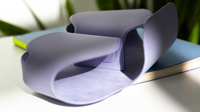 Blick auf das Smart Case der AirPods Max 2 in Violett.