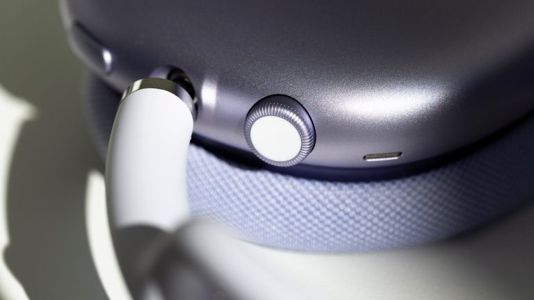 AirPods Max 2, Kopfhörer mit unverkennbarer Apple-DNA im Praxistest Detailansicht der Digital Crown bei den AirPods Max 2 in Violett.