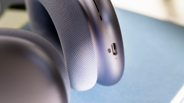Detailansicht des USB-C-Anschlusses bei den AirPods Max 2 in Violett.
