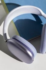 AirPods Max 2, Kopfhörer mit unverkennbarer Apple-DNA im Praxistest (Die AirPods Max 2 in der Farbe Violett liegen auf einem Notizbuch, daneben liegt ein Stift.)