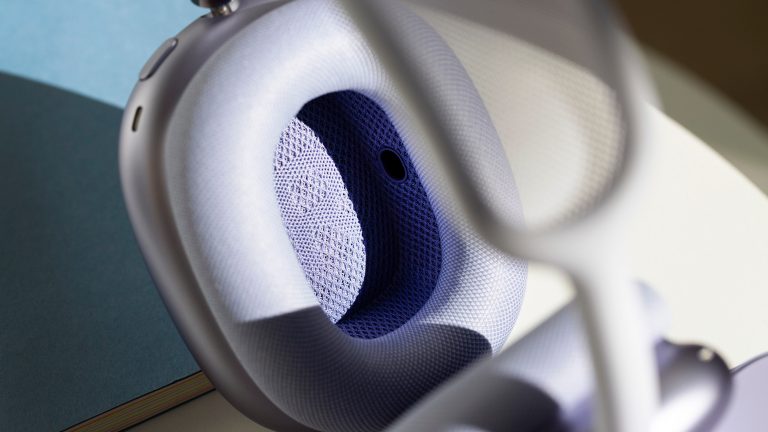 Detailansicht der Ohrpolster bei den AirPods Max 2 in Violett.