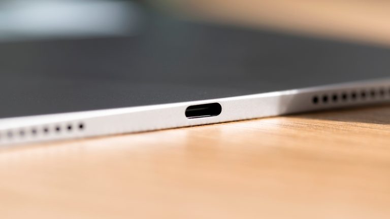 Honor MagicPad 4, Android-Tablet auf höchstem Niveau Detailansicht des USB-C-Anschlusses an der Unterseite eines Honor MagicPad 4.