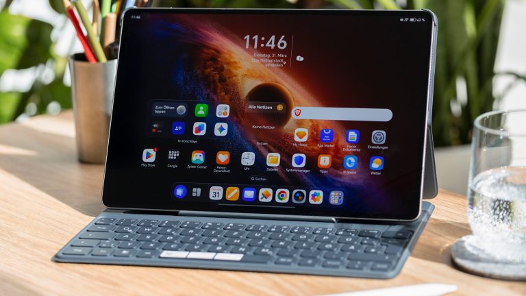 Honor MagicPad 4, Android-Tablet auf höchstem Niveau Blick auf ein Honor MagicPad 4 mit angeschlossener Tastatur und angeschaltetem Display.