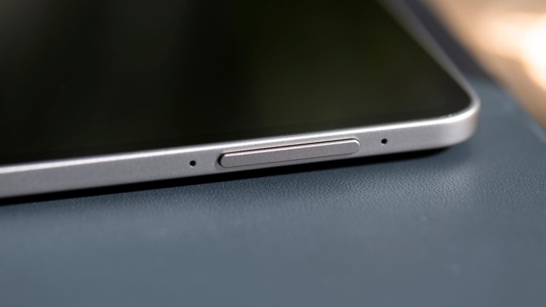 Honor MagicPad 4, Android-Tablet auf höchstem Niveau Detailansicht des Lauter-Leiser-Kippschalters bei einem Honor MagicPad 4.