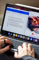 Honor MagicPad 4, Android-Tablet auf höchstem Niveau Eine Person tippt auf der Tastatur eines Honor MagicPad 4, auf dessen Bildschirm ein Textdokument geöffnet ist.