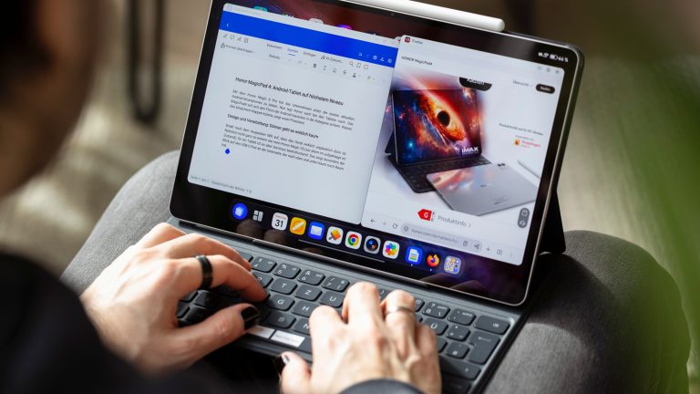 Eine Person tippt auf der Tastatur eines Honor MagicPad 4, auf dessen Bildschirm ein Textdokument ge&ouml;ffnet ist.