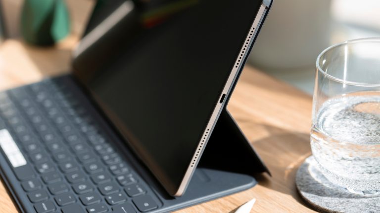 Blick auf ein Honor MagicPad 4 von der Seite, das an die dazugeh&ouml;rige Tastatur angebracht ist.