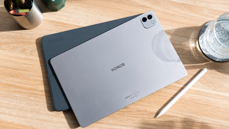 Honor MagicPad 4, Android-Tablet auf höchstem Niveau Blick auf die Rückseite des MagicPad 4 in grauem Aluminium. Unter dem Tablet liegt die Tastatur-Hülle, daneben ein Zeichenstift.