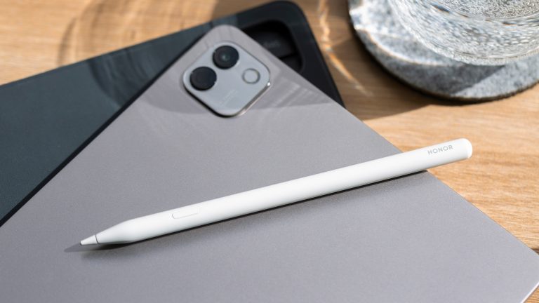 Honor MagicPad 4, Android-Tablet auf höchstem Niveau Bild von einem Zeichenstift, der bestimmten Versionen des Honor MagicPad 4 beiliegt.