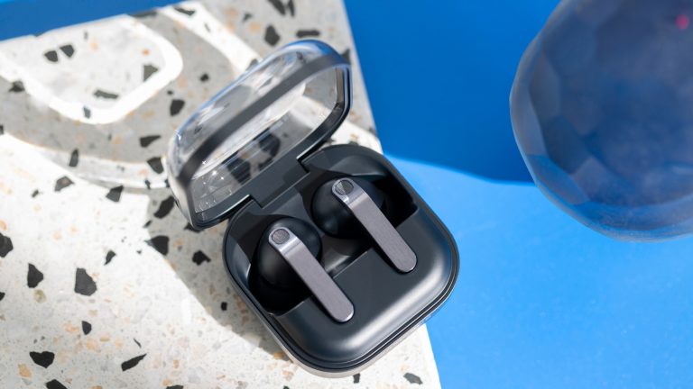 Samsung Galaxy Buds4 Pro im Test, Sound‑Upgrade mit Einschränkungen Das Ladecase liegt geöffnet auf einer bunt gesprenkelten Unterlage.