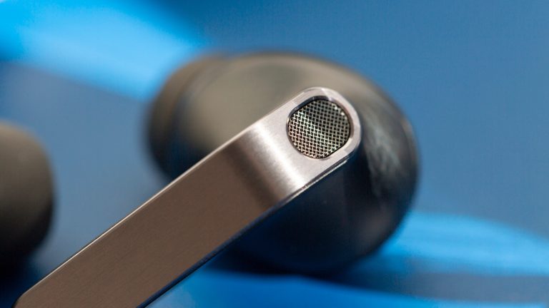 Detailaufnahme der R&uuml;ckseite eines Samsung Galaxy Buds4 Pro.