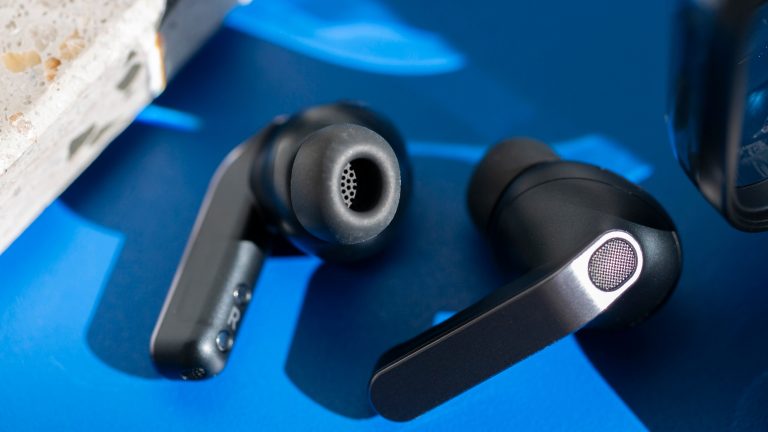 Samsung Galaxy Buds4 Pro im Test, Sound‑Upgrade mit Einschränkungen Zwei einzelne Galaxy Buds4 Pro liegen auf einem blauen Untergrund.