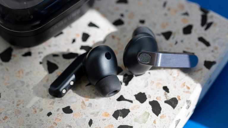 Zwei einzelne Samsung Galaxy Buds4 Pro liegen auf einer bunt gesprenkelten Oberfl&auml;che.&nbsp;