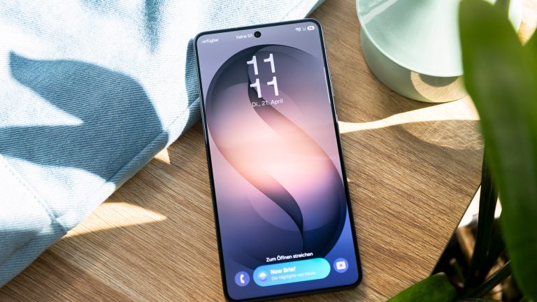 Samsung Galaxy S26 Ultra im Test, Privatsphäre als Alleinstellungsmerkmal Aufnahme aus der Vogelperspektive des S26 Ultra, das auf einem hölzernen Untergrund liegt.