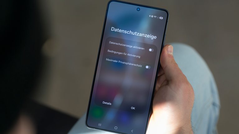 Samsung Galaxy S26 Ultra im Test, Privatsphäre als Alleinstellungsmerkmal Blick auf das neue Privacy Display des Galaxy S26 Ultra, das eine Person in der rechten Hand hält