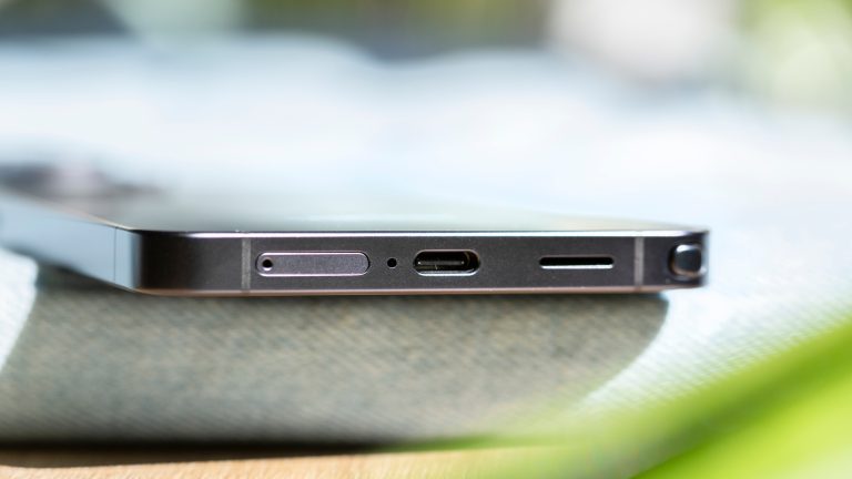 Samsung Galaxy S26 Ultra im Test, Privatsphäre als Alleinstellungsmerkmal Detailaufnahme der Unterseite des S26.