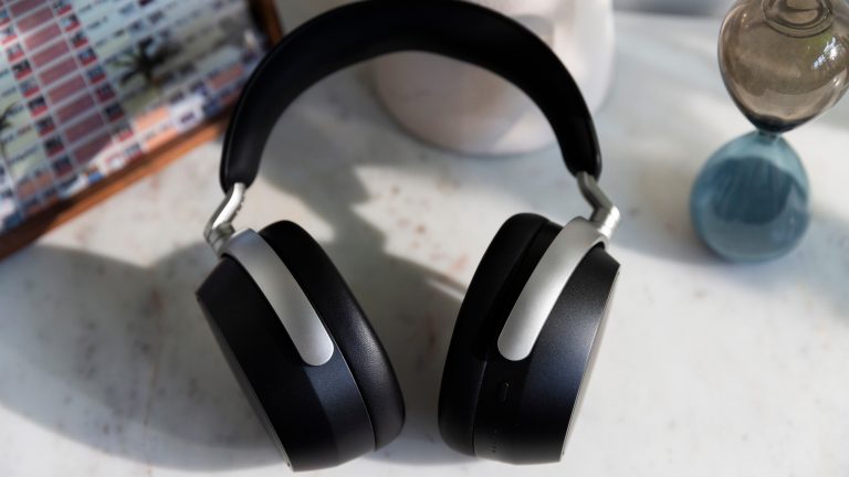 Die Sennheiser HDB 630 liegen auf einem kleinen Tisch mitsamt einigen Deko-Objekten.