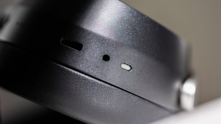 Detailansicht des USB-C-Ports sowie der Mikrofon-&Ouml;ffnung bei einem Sennheiser HDB 630.