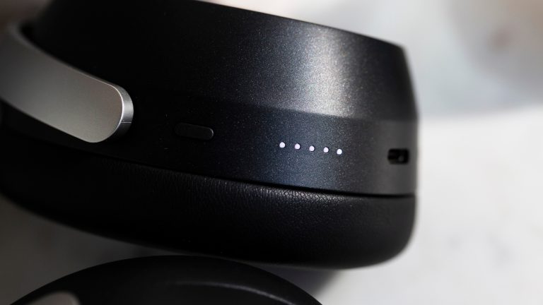 Detailansicht der LED-Anzeige an der Unterseite der Ohrh&ouml;rer bei einem Sennheiser HDB 630.