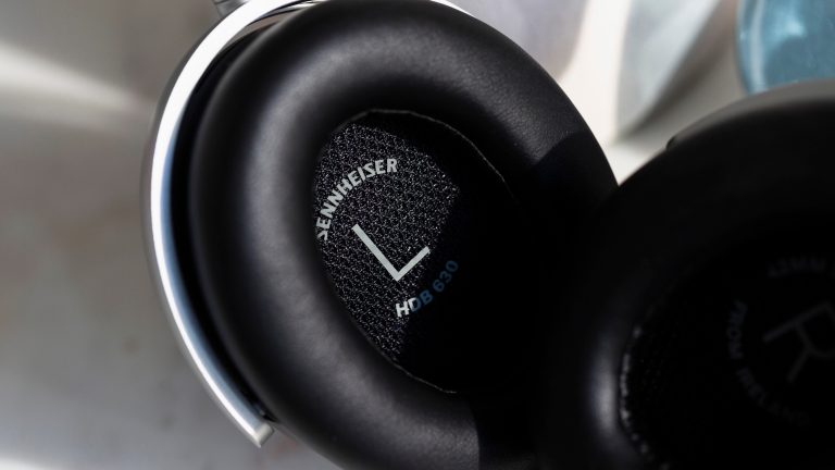 Detailansicht der Ohrpolster bei einem Sennheiser HDB 630.