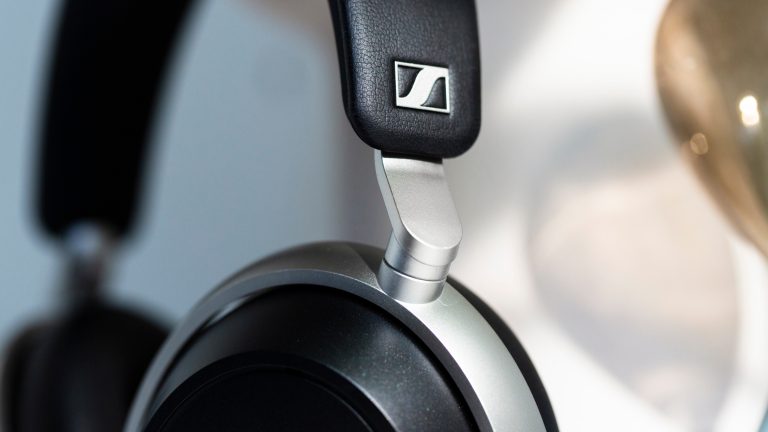 Detailansicht der Aufh&auml;ngung der Ohrmuscheln bei einem Sennheiser HDB 630.