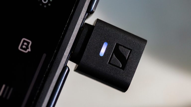 Detailansicht des USB-C-Dongles BTD 700, der in an einem Smartphone steckt.