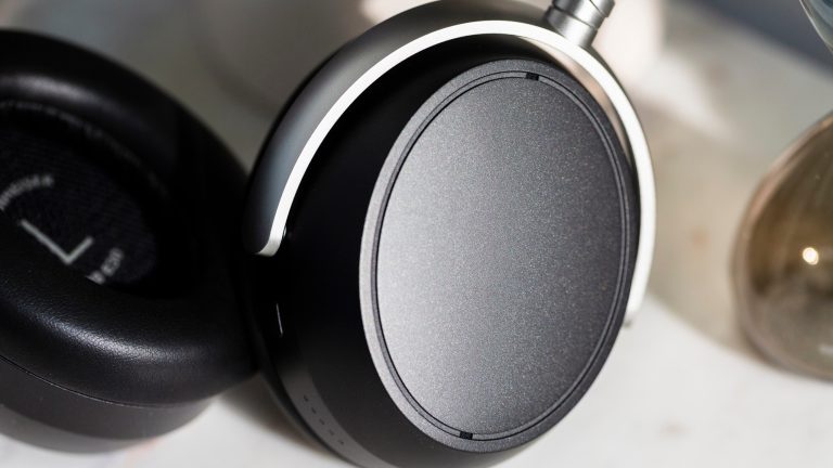 Detailansicht der rechten Ohrmuschel bei einem Sennheiser HDB 630.