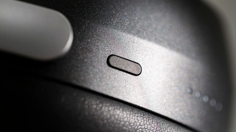 Detailansicht des Ein/Aus-Knopfes bei den Sennheiser HDB 630.