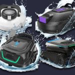Vier freigstellte Poolroboter-Modelle auf schwarzem Hintergrund.