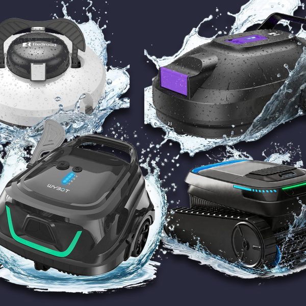 Vier freigstellte Poolroboter-Modelle auf schwarzem Hintergrund.