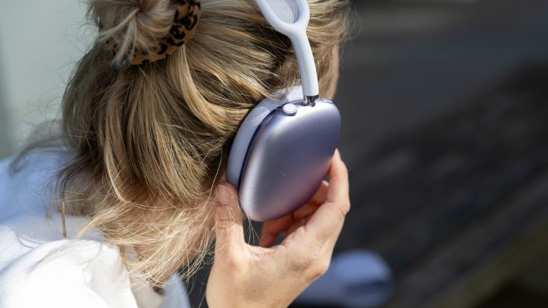Kopfhörer, Welche Arten es gibt und wann sie glänzen Eine Person trägt die Apple AirPods Max 2 in Violett auf dem Kopf.