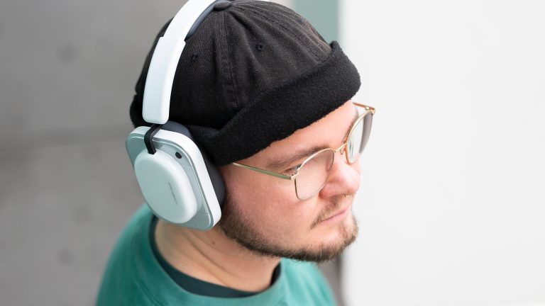 Kopfhörer, Welche Arten es gibt und wann sie glänzen Eine Person trägt die Nothing Headphones (a) auf dem Kopf.
