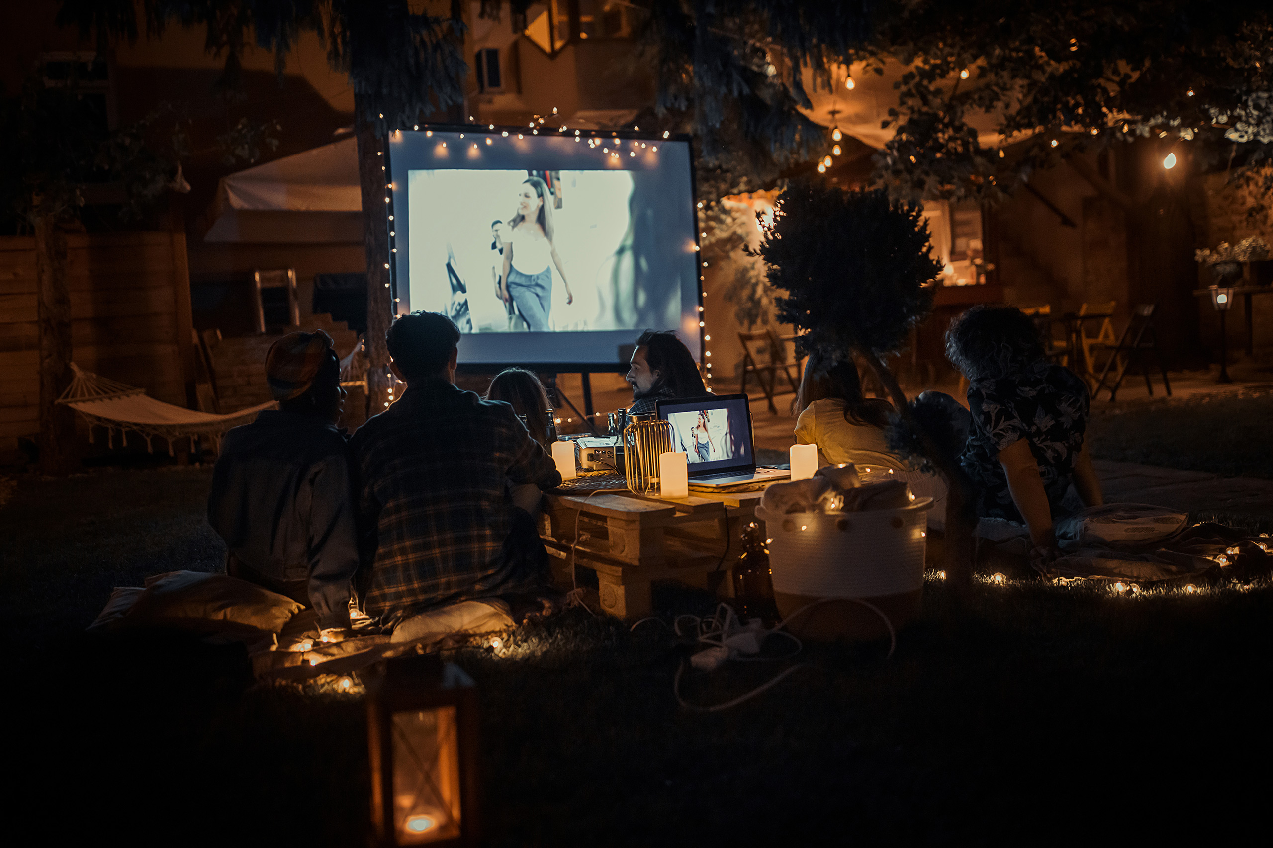 Outdoor-Kino-Mit-diesen-Gadgets-wird-dein-Garten-zum-Lichtspielhaus