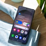 Blick auf ein Android-Smartphone mit eingeschaltetem Display auf dem der Homescreen zu sehen ist.