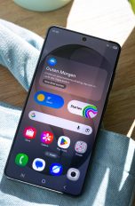 Android 17, Neue Funktionen im Detail erklärt Blick auf ein Android-Smartphone mit eingeschaltetem Display auf dem der Homescreen zu sehen ist.