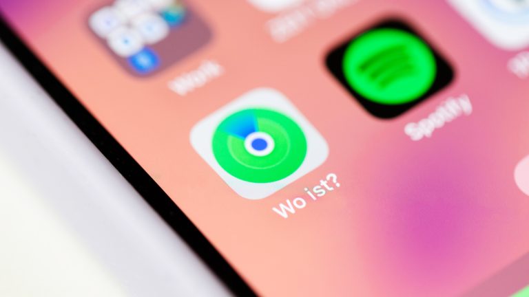 Mobile Sicherheit, So schützt du Smartphone und Daten unterwegs Detailaufnahme eines iPhone-Screens. Im Fokus steht die “Wo ist”-App.