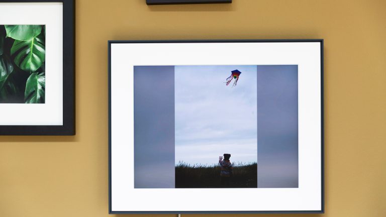 Aura Walden, Ein wirklich ansehnlicher digitaler Bilderrahmen Ein Aura Walden an einer Wand, der ein Hochkant-Foto im Querformat anzeigt.