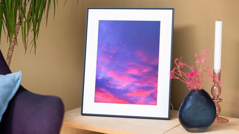 Aura Walden, Ein wirklich ansehnlicher digitaler Bilderrahmen Ein Bild von einem Sonnenuntergang dargestellt in einem Aura Walden.