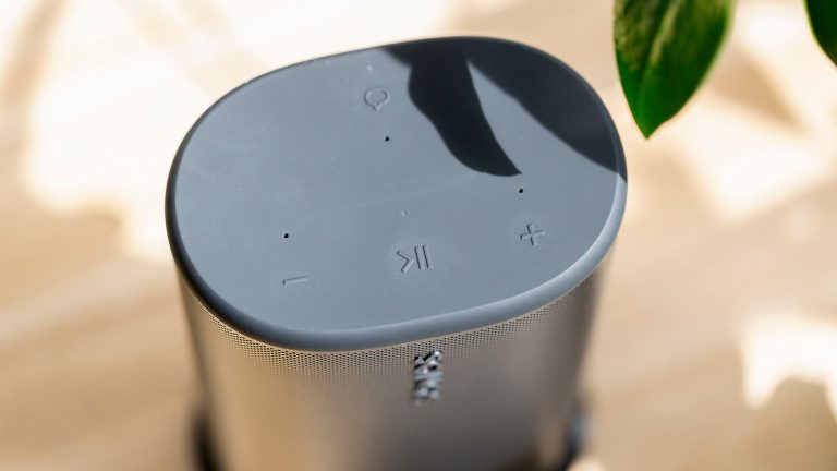 Sonos Play, Starker Allrounder – vor allem im Duo Blick auf die Oberseite bei einem Sonos Play in Schwarz. Zu sehen sind Knöpfe für Lautstärke, Start/Pause und die Sprachassistenz.