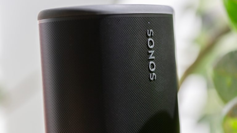 Ein schwarzer Sonos Play in der Nahaufnahme, mit Fokus auf das Sonos-Logo an der Front.