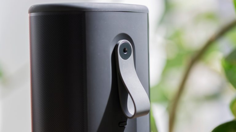 Blick auf die Trageschlaufe, die hinten an einem schwarzen Sonos Play angebracht ist.