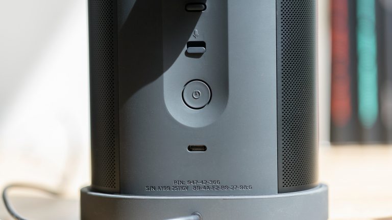 Detailansicht des USB-C-Anschlusses auf der R&uuml;ckseite von einem schwarzen Sonos Play.