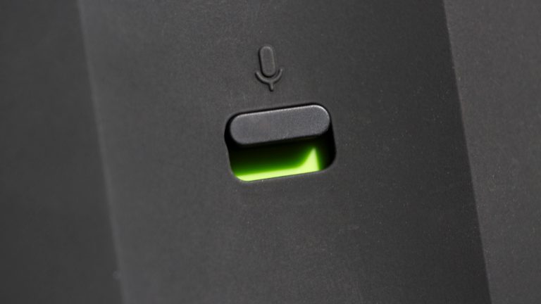 Sonos Play, Starker Allrounder – vor allem im Duo Detailansicht des Mikrofon-Schiebereglers bei einem Sonos Play.