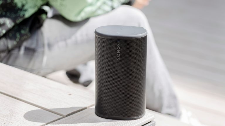 Sonos Play, Starker Allrounder – vor allem im Duo Ein schwarzer Sonos Play im Bluetooth-Modus steht draußen auf einer Holztreppe in der Sonne.