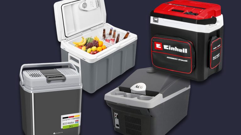 Bild von vier elektronischen K&uuml;hlboxen als Freisteller vor blauem Grund.