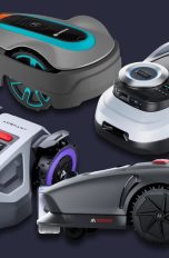 Vergleich, Die besten elektrischen Mähroboter Bild von vier Mährobotern als Freisteller vor blauem Grund.