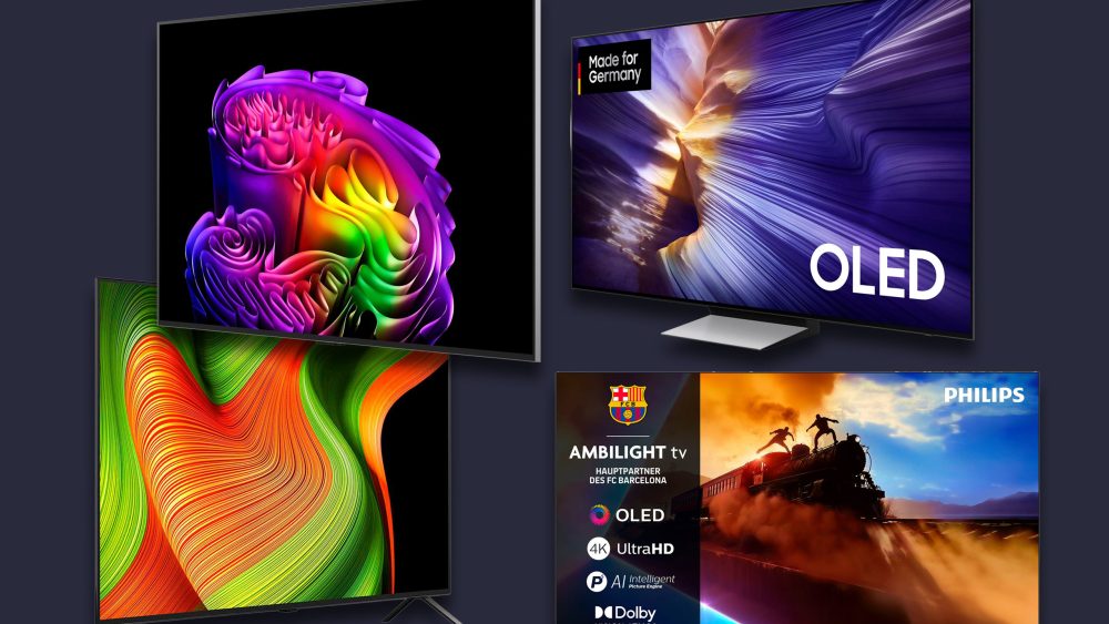 Vier OLED-TVs in 55 Zoll als Freisteller vor blauem Grund.