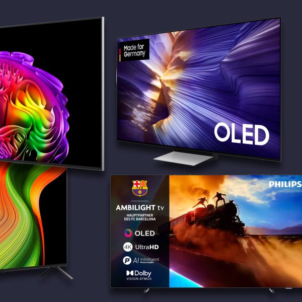 Vier OLED-TVs in 55 Zoll als Freisteller vor blauem Grund.