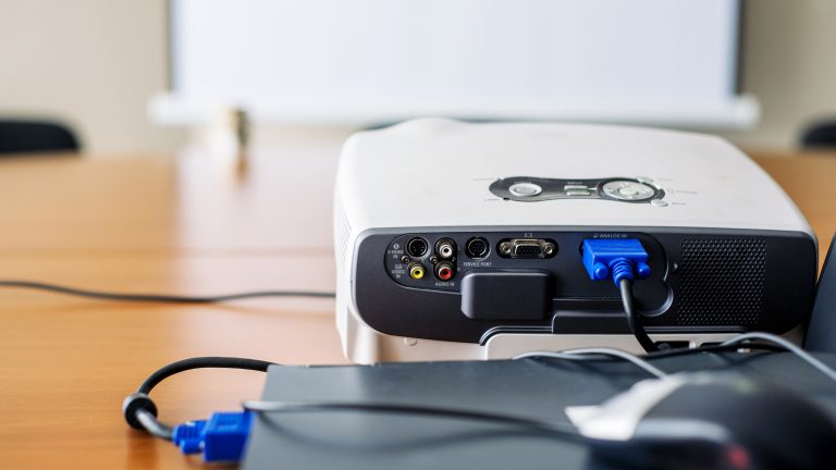 Beamer defekt, Die typischen Probleme und Lösungen Ein Laptop ist per Kabel an einen Projektor angeschlossen.