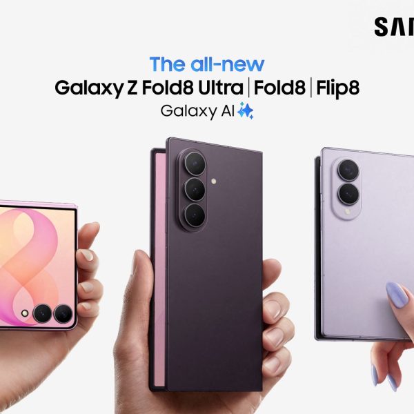 Die drei neuen Foldables von Samsung werden von Personen in die Kamera gehalten. Dar&uuml;ber stehen die Namen der Ger&auml;te.